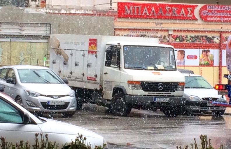 Χιονίζει στη βάρκιζα IPH0003.jpg