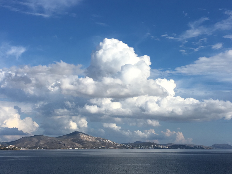 Σωρειτομελανίας πάνω από την Ανάβυσσο. Η φωτογραφία τραβήχθηκε στην παραλιακή λεωφόρο μετά τη Βάρκιζα. Παραλιακή - Σεπτέμβριος 2016